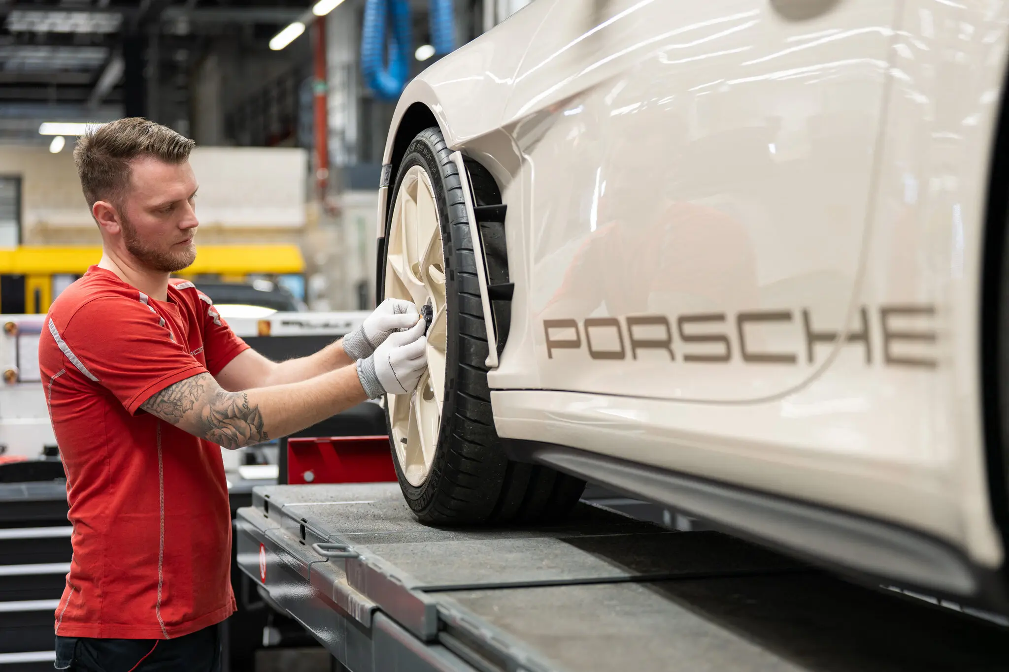 Авторобочий у Штутгарті, Німеччина, наносить останні штрихи на Porsche 911.
